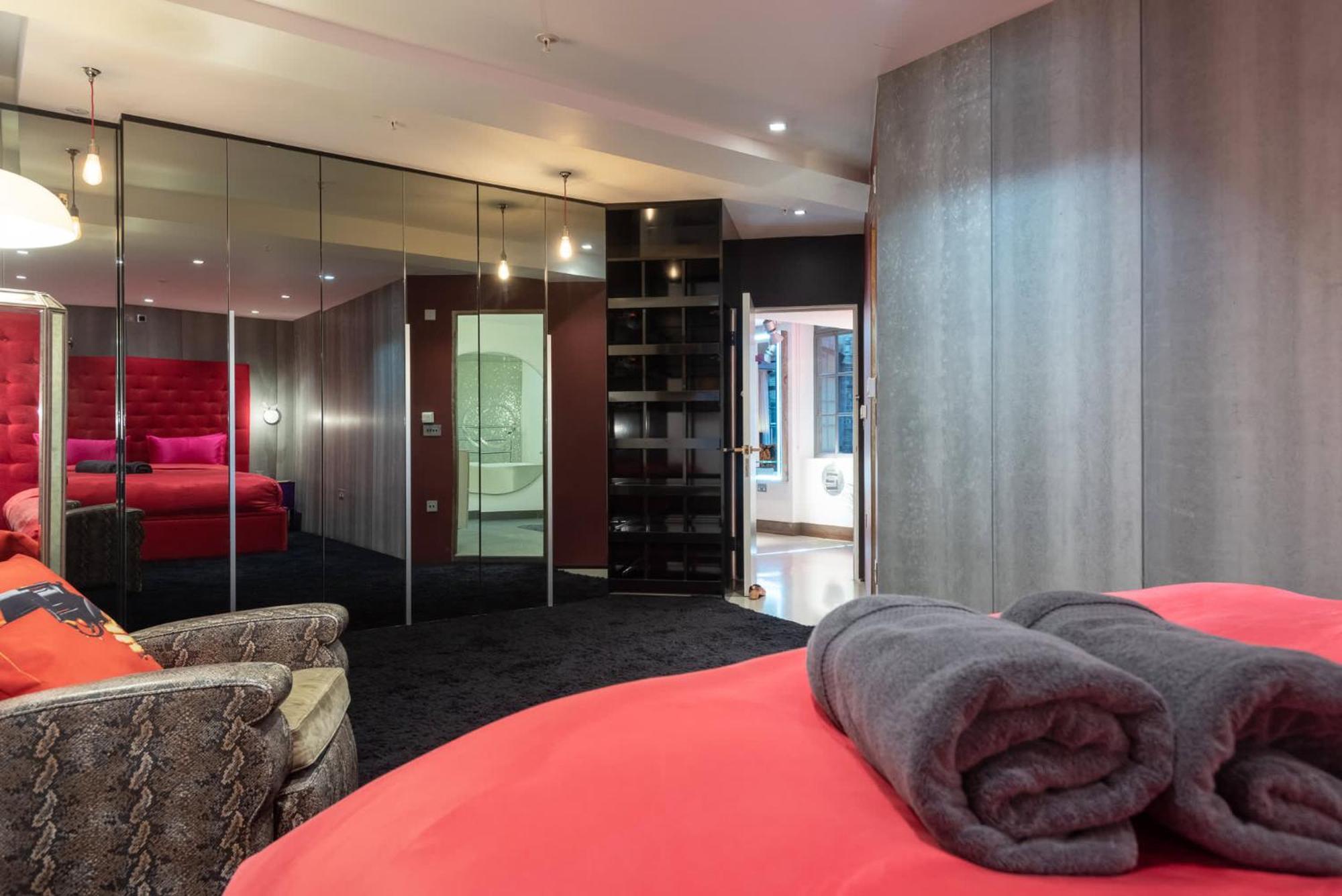Amazingly Luxurious Loft Apartment, Soho - 3 Bedrooms, 2 Bath & Office Лондон Екстер'єр фото